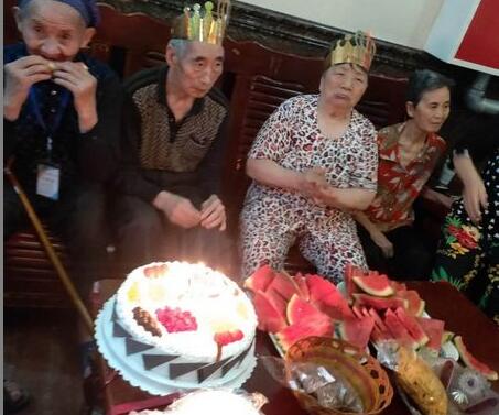 为老人举办生日宴